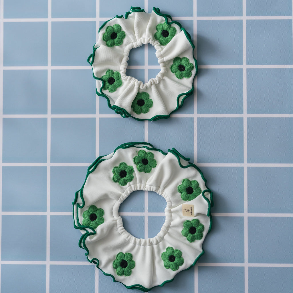 デイジーの立体刺繍ビブ