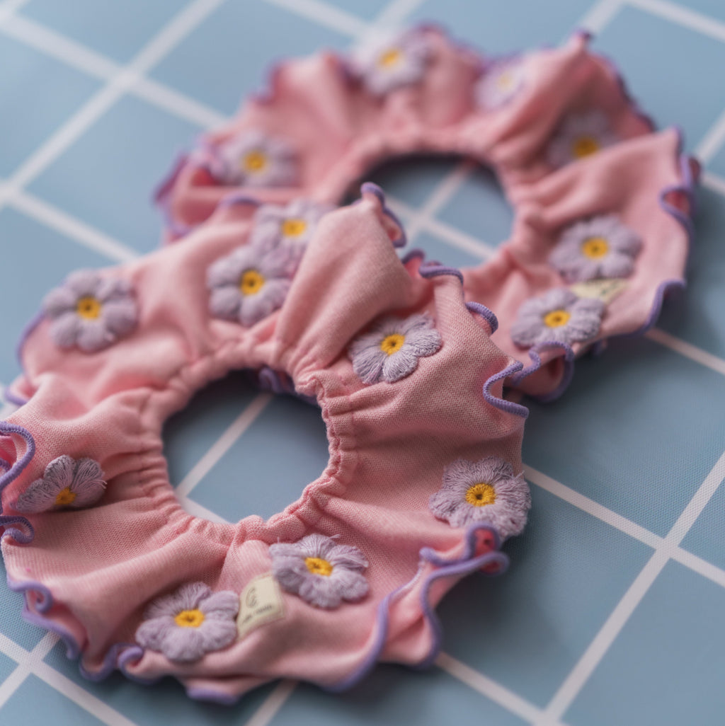 デイジーの立体刺繍ビブ