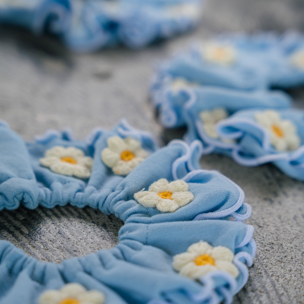 デイジーの立体刺繍ビブ