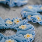 デイジーの立体刺繍ビブ
