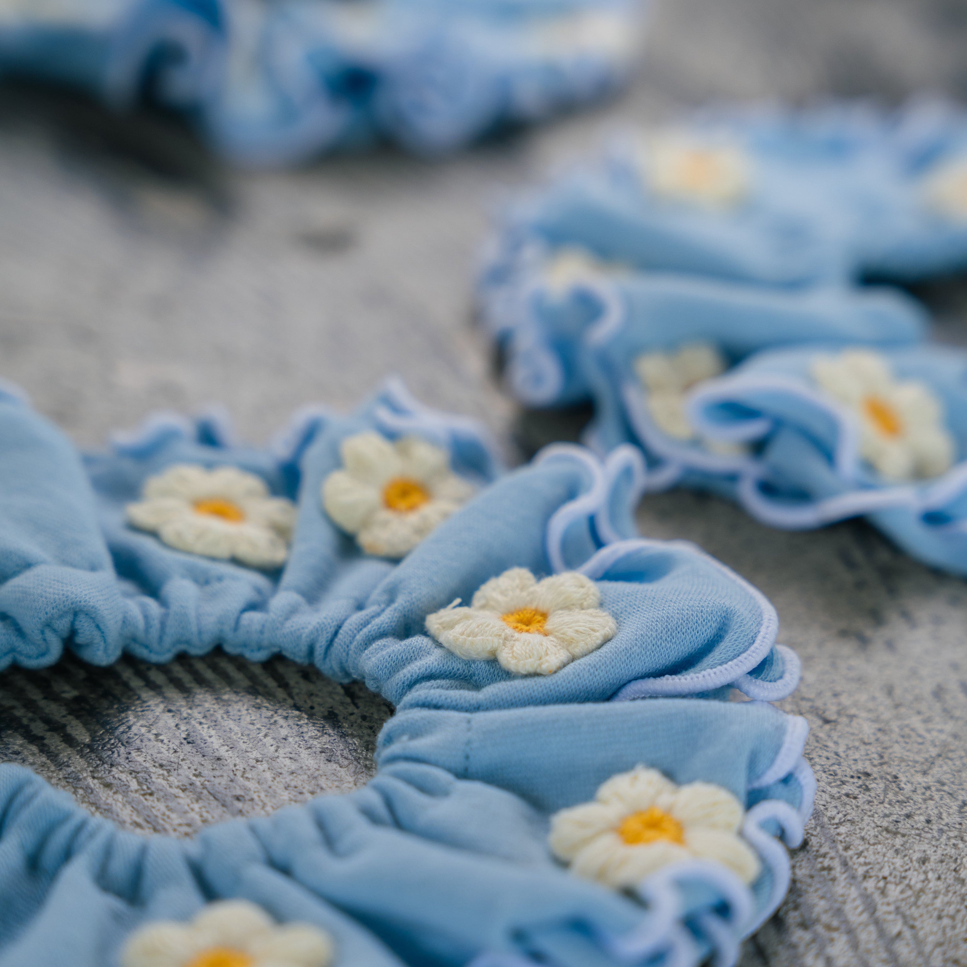 デイジーの立体刺繍ビブ