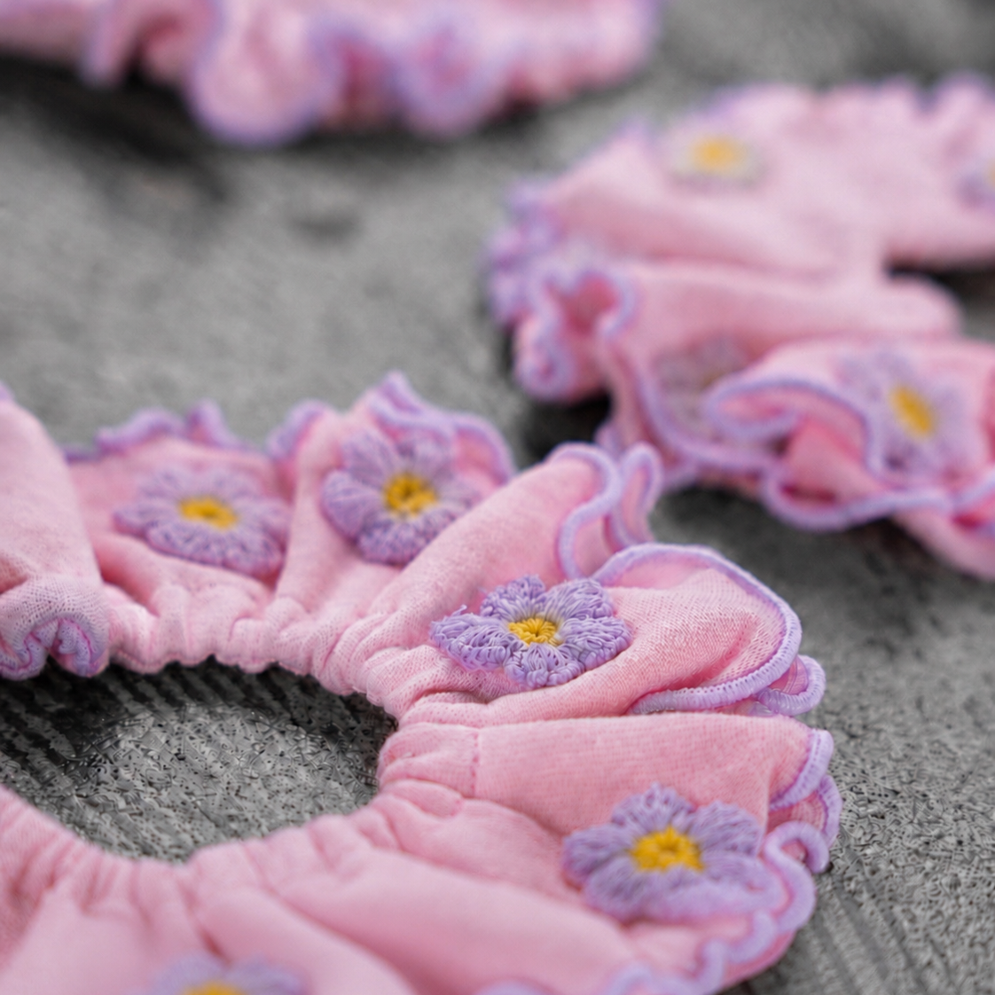 デイジーの立体刺繍ビブ